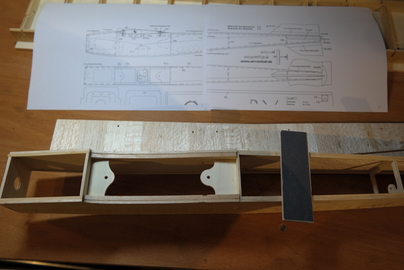 Die Tragflächenbefestigungen werden eingeklebt