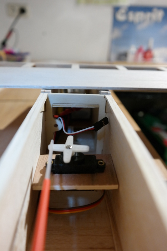 Das Höhenruderservo ist an seinem Platz