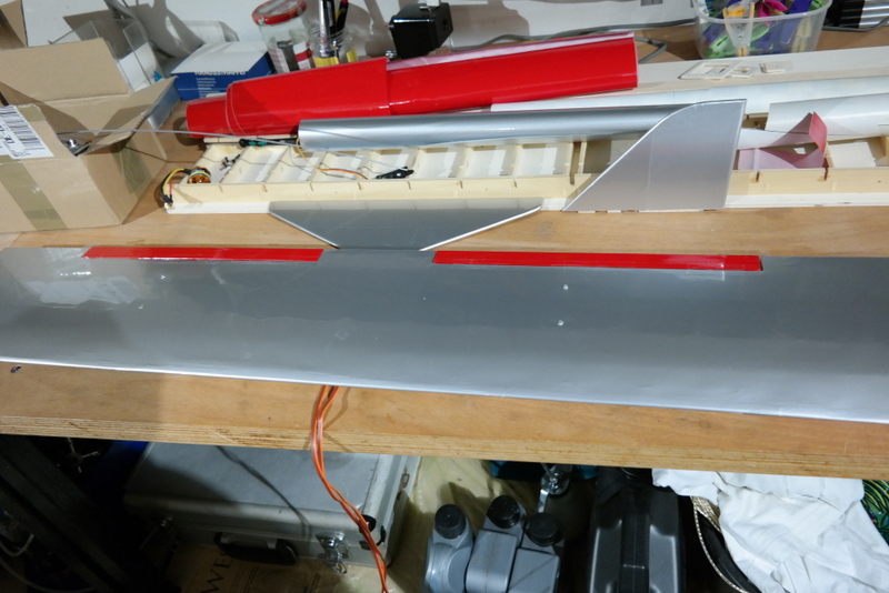 Die Tragflächenunterseite bespannt