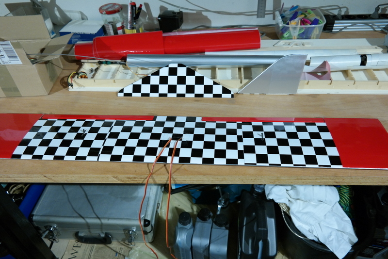 Die Tragflächenbespannung oben