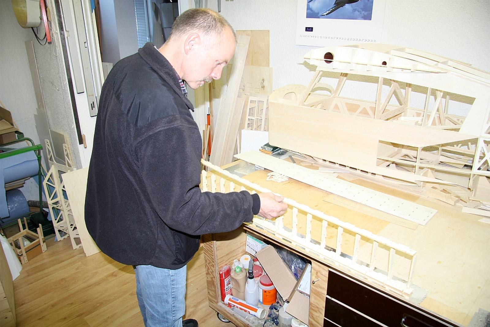 Thomas beim bau der ersten Vorserientragfläche